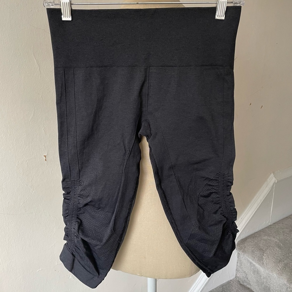 Lululemon In The Flow Crop II Heathered Deep Coal Gray Leggings EUC Size 6 - Picture 2 of 11